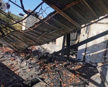Семейство с три деца остана без дом след пожар край Асеновград