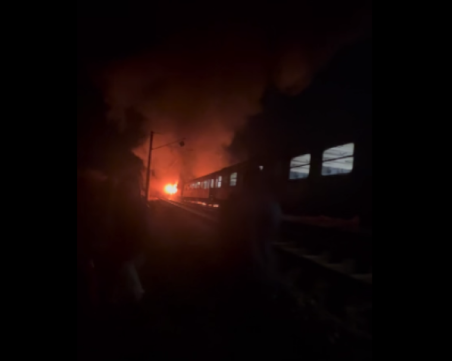 Пътнически влак на БДЖ гори, пет пожарни пътуват към мястото