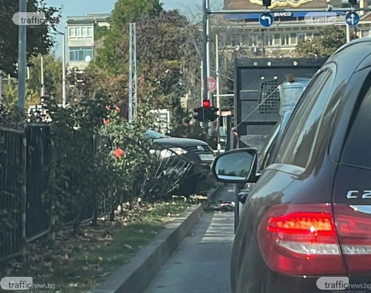 Кола се заби в разделителната мантинела на булевард в Пловдив.