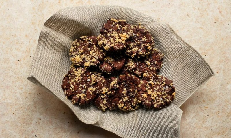 Рецептата на Найджъл Слейтър за бисквити с шоколад и солени фъстъци