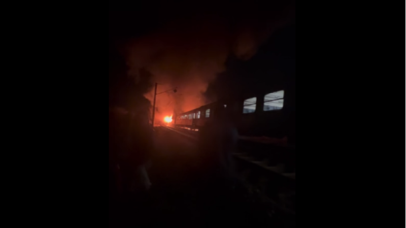 Влакът София - Варна гори след гара Каспичан, съобщават от