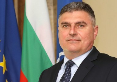 Поздравления но и критични въпроси отправи посланикът на България в