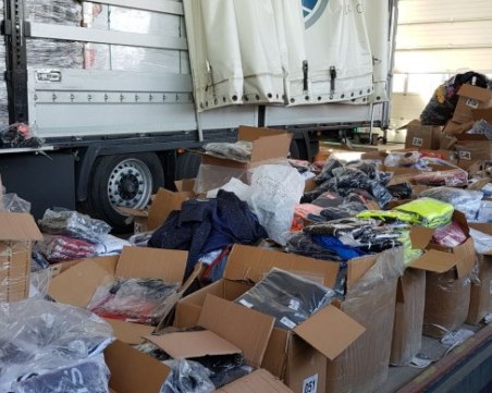 Акция в Калояново за фалшиви дрехи и обувки