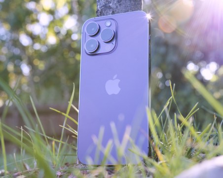 Apple ще произведе 2 милиона iPhone-а по-малко заради локдауните в Китай