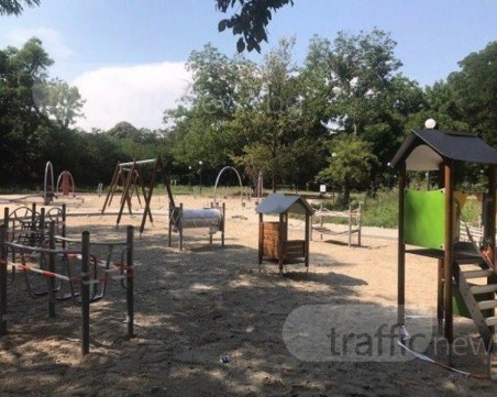 Доброволци с акция за почистване на Велопарка и Розариума