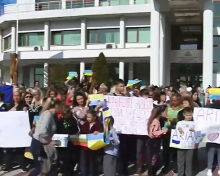 Украински бежанци излязоха на протест в Приморско