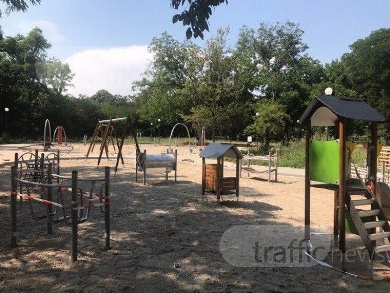 Доброволци с акция за почистване на Велопарка и Розариума