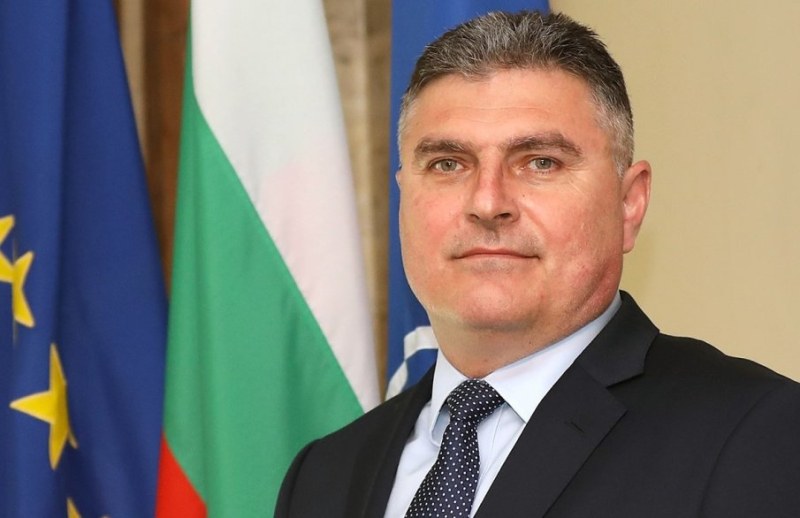 Поздравления, но и критични въпроси отправи посланикът на България в