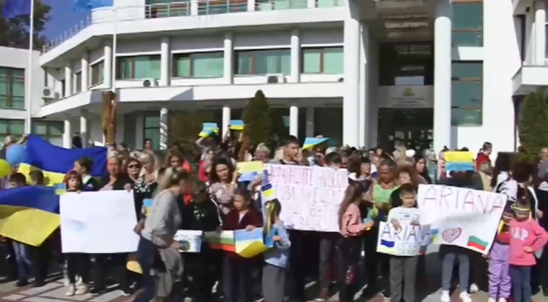 Украински бежанци излязоха на протест в Приморско