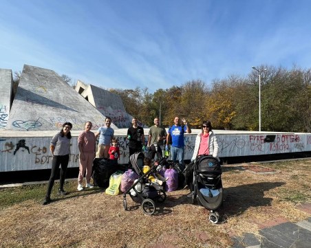 Добрият пример! Група пловдивчани изчистиха парка около Братската могила