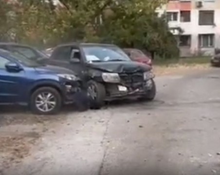 Пиян шофьор помля 6 коли на паркинг, преди седмици останал без книжка заради същото