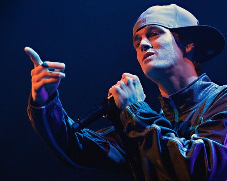 Почина певецът Арън Картър