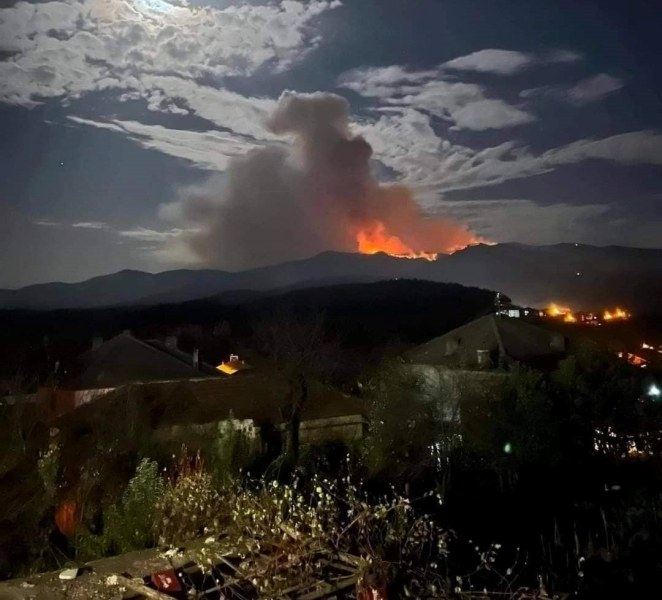 Пожарът на българо-гръцката граница в района на връх Вейката се