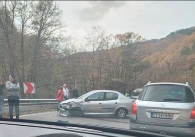 Катастрофа блокира днес пътя Асеновград Смолян Ударили са се четири автомобила