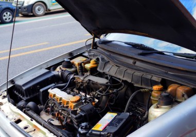 Електрическата енергия в автомобила захранва акумулаторната батерия алтернатора и други