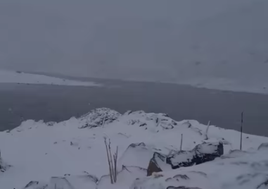 Сняг заваля над заслона Тевно езеро намиращ се в Пирин