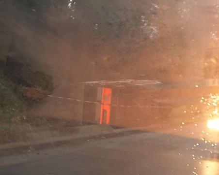 Линейка с пациентка се e обърнала на пътя Смолян-Девин