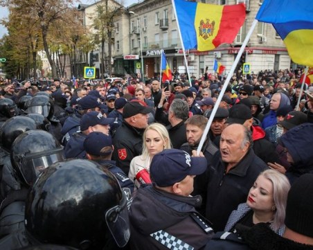 Многохиляден протест блокира Кишинев заради цените на газа