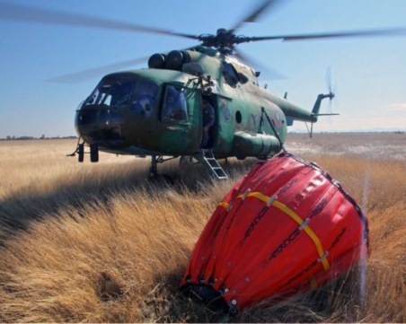 Над 100 души продължават да гасят пожара в полигон 
