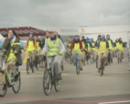 Над 100 екоактивисти бяха арестувани след блокада на летище в Амстердам