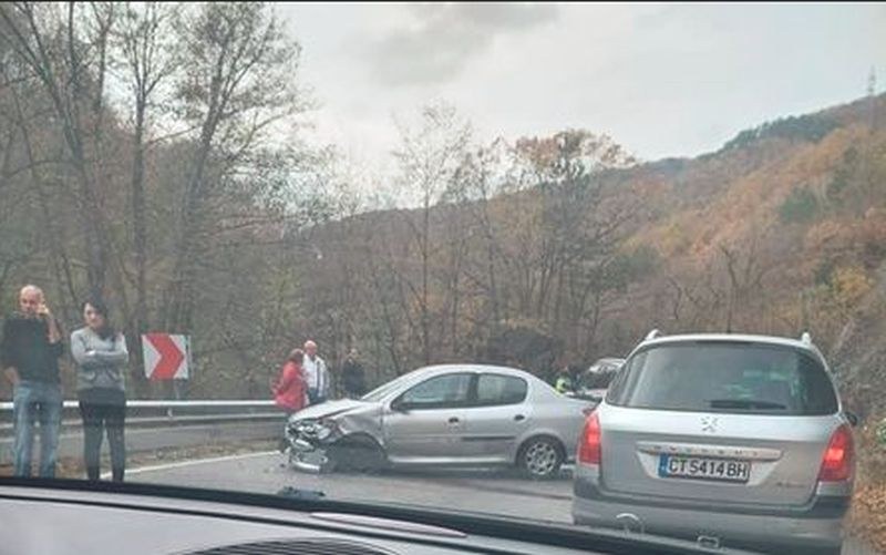 Катастрофа блокира днес пътя Асеновград-Смолян. Ударили са се четири автомобила