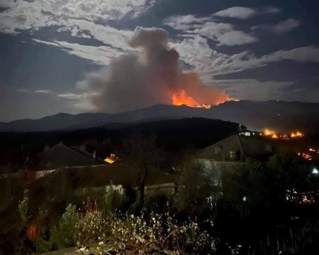 Изпращат хеликоптер от Пловдив в най-горещата точка на пожара в Кирково