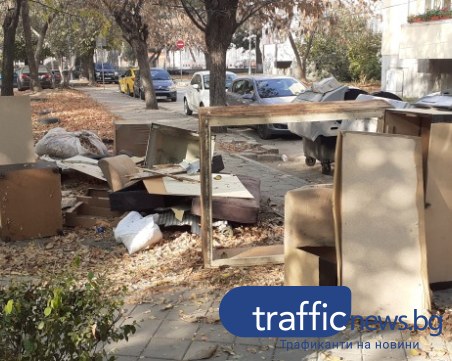Стари мебели превърнаха градинка в центъра на Пловдив в нерегламентирано сметище