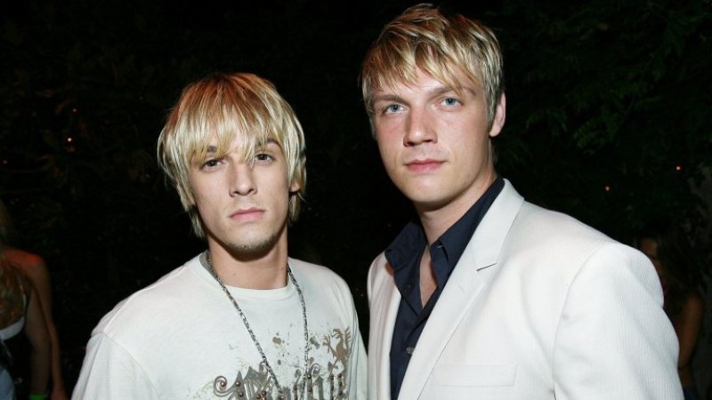 Ник Картър от Backstreet Boys се разплака на сцената след смъртта на брат си