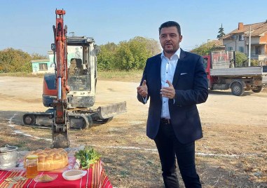 Първа копка на строителството на нова детска площадка в село