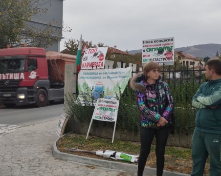 Белащица отново на протест срещу кариерите – никой не знае кой извозва материали от тях