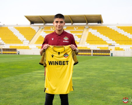 Мартин Ситев подписа първи професионален договор с Ботев