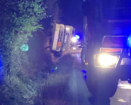 Цистерна с битум се преобърна край пътя Русе – Разград