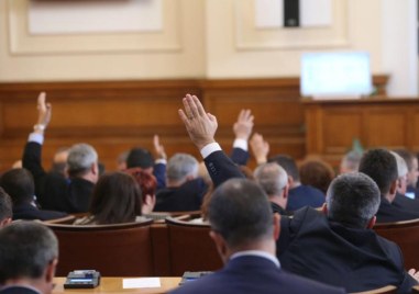 Парламентът прие на първо четене два законопроекта с които се