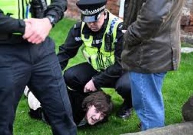 Яйца полетяха към британския крал по време на негов ангажимент