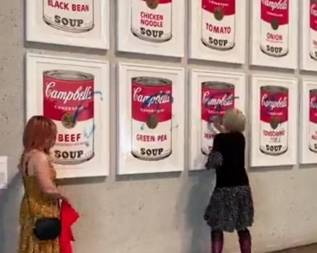 Екоактивисти се залепиха за „Консервите за супа” на Анди Уорхол