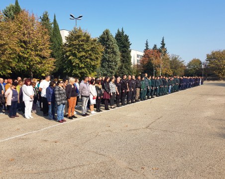 Полицаи и пажарникари в Пазарджик също отдадоха почит към Петър Бъчваров