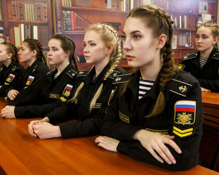 Въвеждат основно военно обучение в училищата в Русия