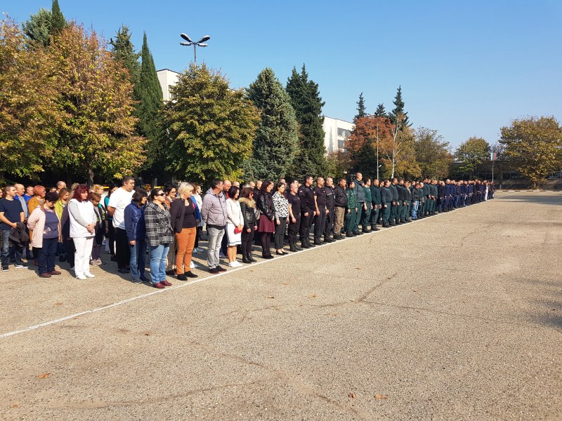 Полицаи и пажарникари в Пазарджик също отдадоха почит към Петър Бъчваров