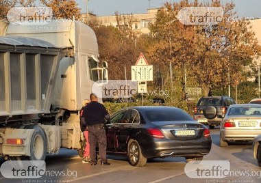 Автомобил Мерцедес се удари в камион на бул България в