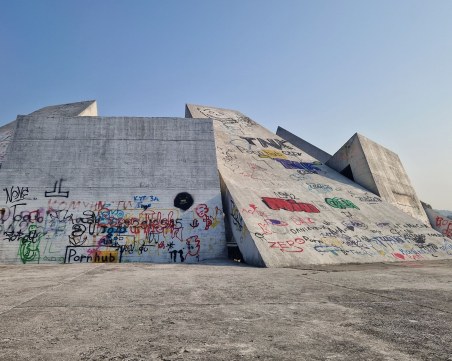 Братската могила тъне в прах и забрава, осеяна с графити - има ли бъдеще?