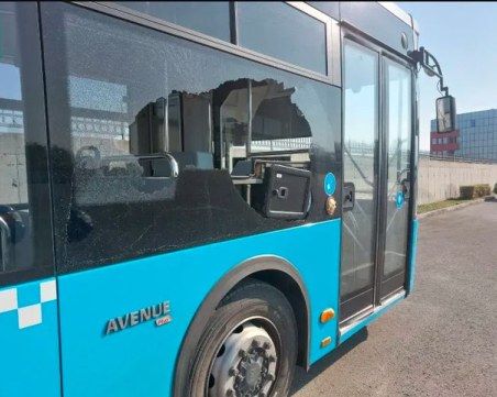 Стреляха по автобус от градския транспорт в Пловдив