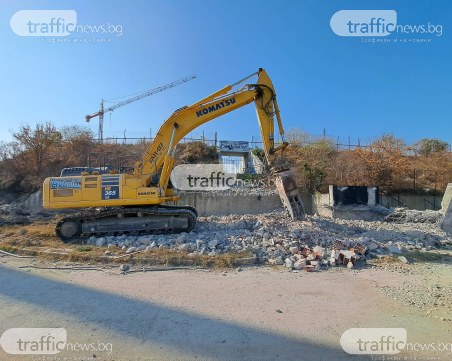 Започна събарянето на трибуна 