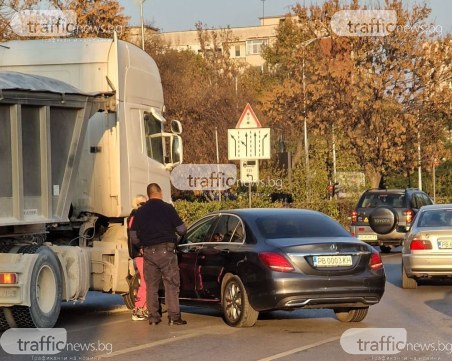 Жена с мерцедес се заби в камион в Пловдив