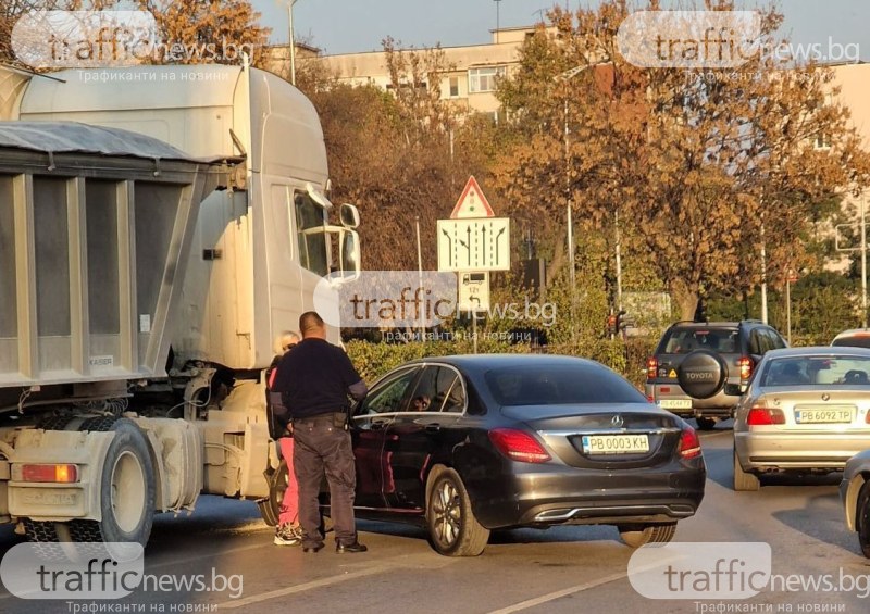 Жена с мерцедес се заби в камион в Пловдив