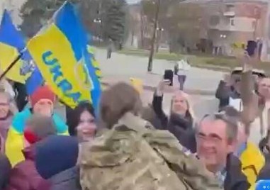 Жители на Киев празнуват в центъра на града след като