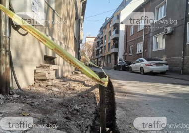 Разкопан тротоар на ул 8 ми март в квартал Мараша прави преминаването