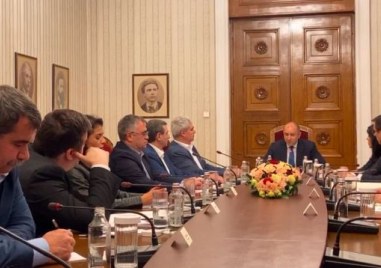 Президентът Румен Радев приема ръководствата на двата най големи синдиката у