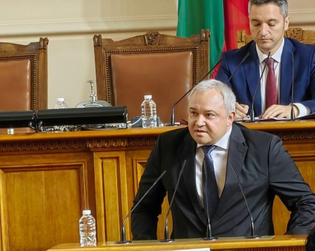 Демерджиев: Ще направим всичко възможно да не местим украинските деца, които ходят на училище