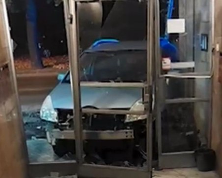 Кола влезе във вход на жилищна кооперация в София