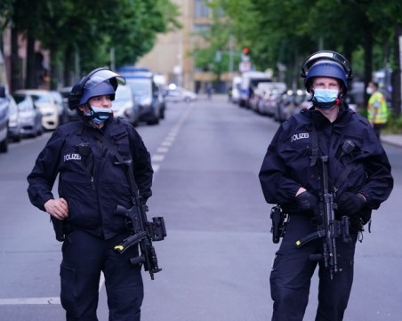 Нападение с нож в Брюксел, убит е полицай